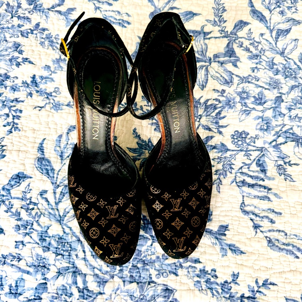 LOUIS VUITTON BLACK SUEDE HEELS METALLIC GOLD LV LOGO PRINT IT SIZE 37 - Picture 9 of 10